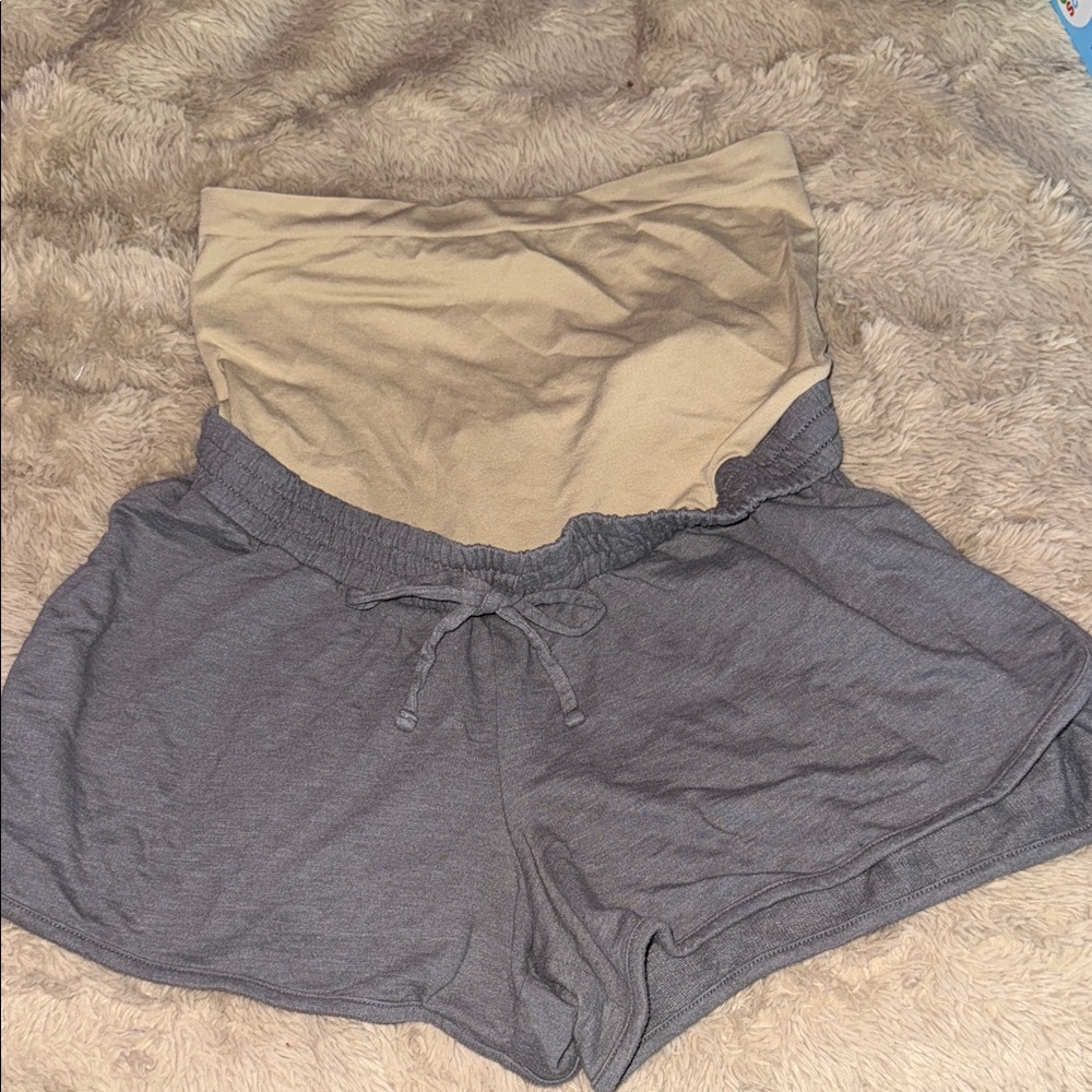 A:Glow maternity shorts L